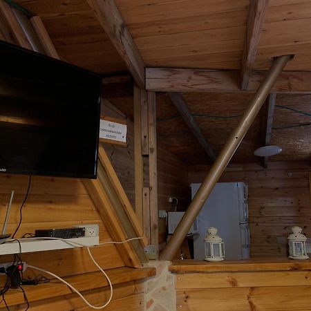 בקתת עץ בחורש במנות - דום גיאודזי - Wooden Cabin In Manot Екстер'єр фото