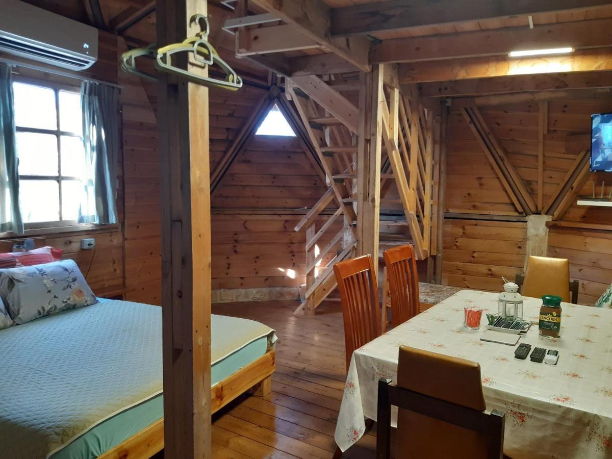 בקתת עץ בחורש במנות - דום גיאודזי - Wooden Cabin In Manot Екстер'єр фото