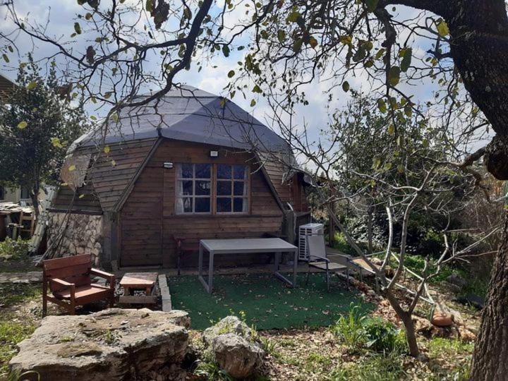 בקתת עץ בחורש במנות - דום גיאודזי - Wooden Cabin In Manot Екстер'єр фото