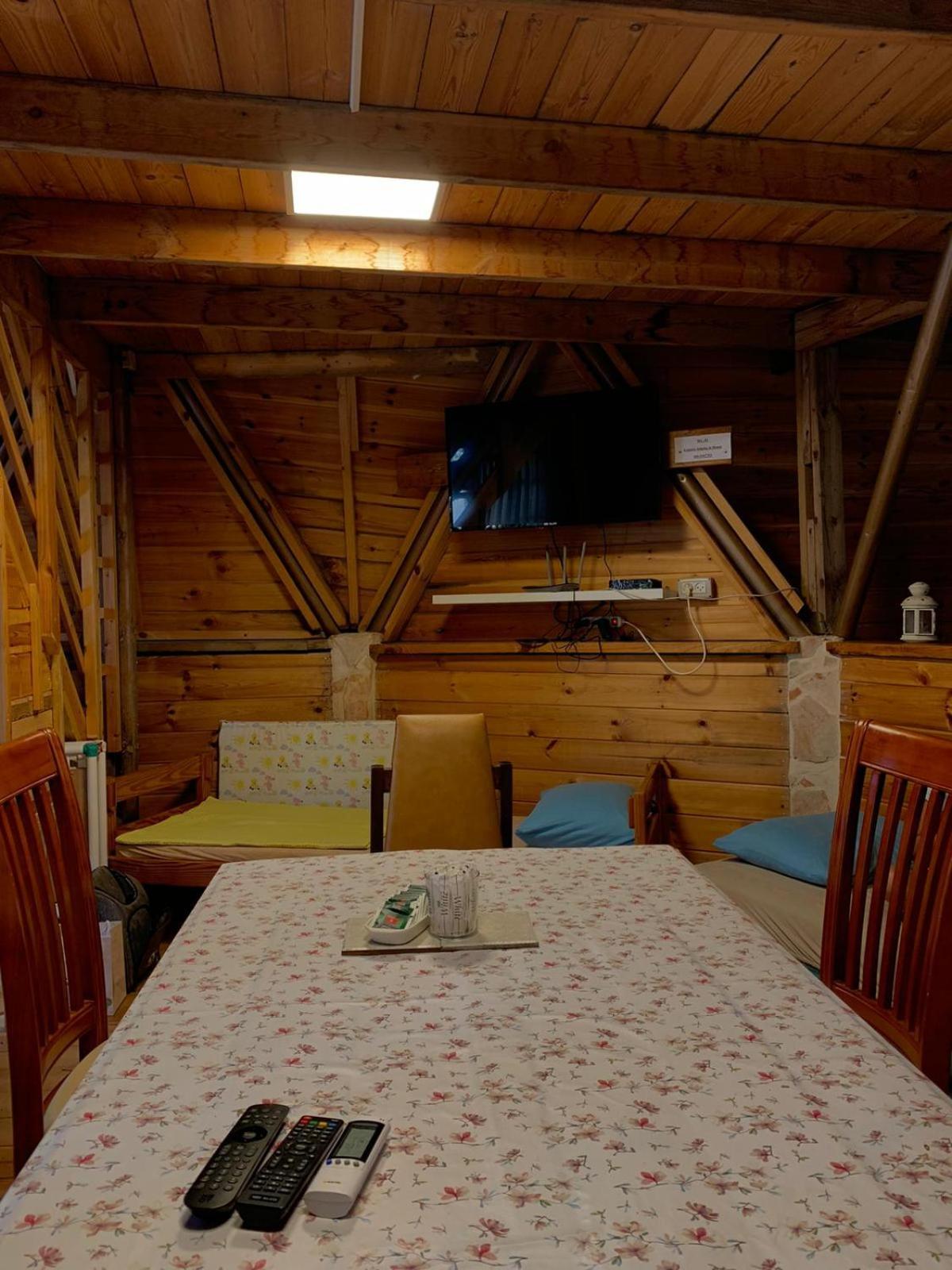 בקתת עץ בחורש במנות - דום גיאודזי - Wooden Cabin In Manot Екстер'єр фото