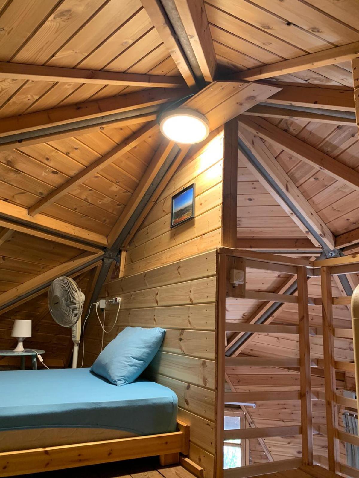 בקתת עץ בחורש במנות - דום גיאודזי - Wooden Cabin In Manot Екстер'єр фото