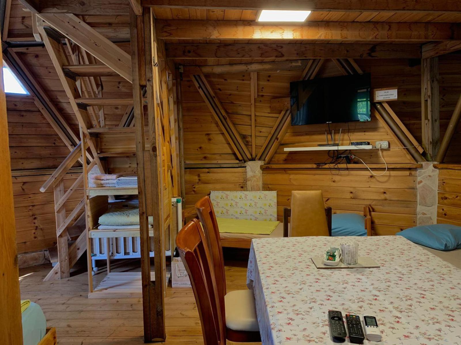 בקתת עץ בחורש במנות - דום גיאודזי - Wooden Cabin In Manot Екстер'єр фото